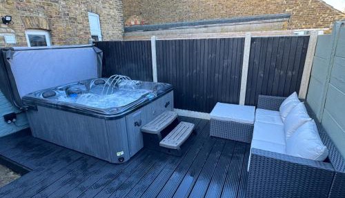 Broadway Beach Terrace with Private Hot Tub & free parking