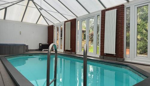 Broadway Pool House with Sauna & Jacuzzi