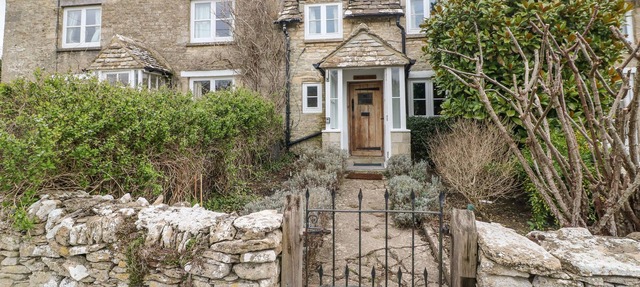 BROOKLANDS, romantic, character holiday cottage in Chedworth