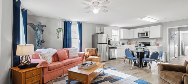Brothers bond 3bed 2bath, short walk to the square