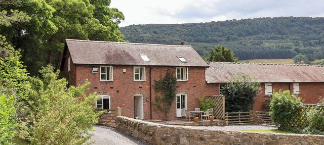 BRYN HOWELL STABLES, pet friendly, with open fire in Llangollen