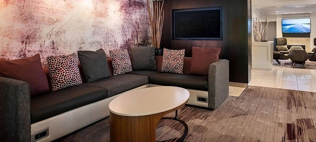 Budget-Friendly Bliss! 2 Posh Units, Close to New England Quilt Museum