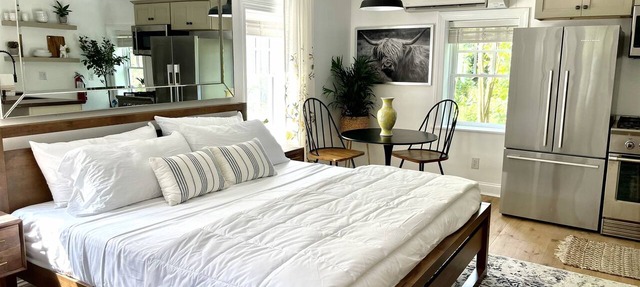 Buttonwood Boutique Hotel Cottage A, Beach & Town