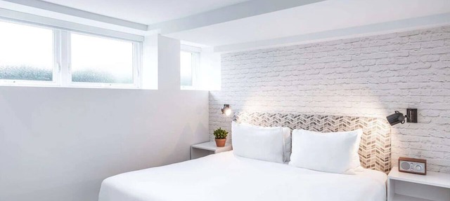 Buzz Queen, Hotel Hive, Ensuite Comfort, Lively Locale