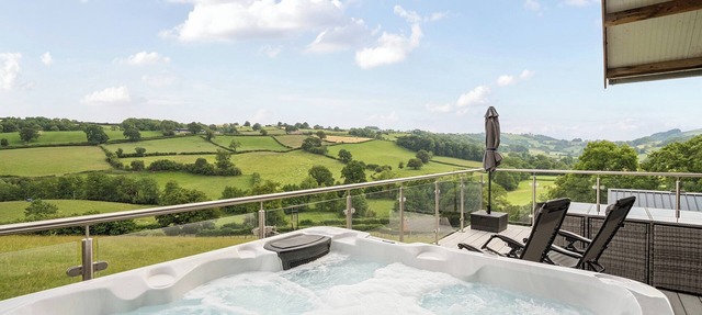 BWNCATH, pet friendly, character holiday cottage in Garthmyl
