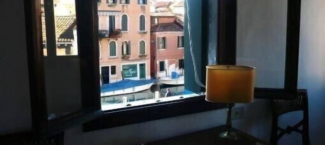 CA 'DEL PONTE - bright apartment with stunning views over the canal