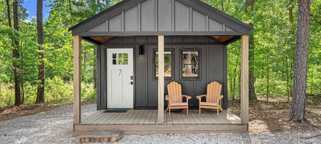 Cabin #7: One king-size bed, a kitchenette, and a large gravel parking pad beside the cabin for easy boat or trailer storage.