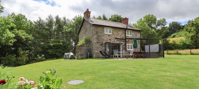 CAE IOCYN, pet friendly, character holiday cottage in Chirk