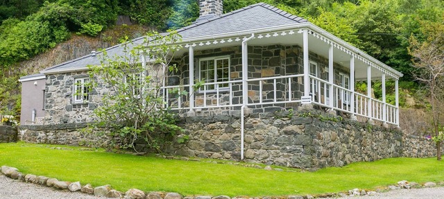 Cae Mab Dafydd - a cosy fire that sleeps 3 guests in 2 bedrooms