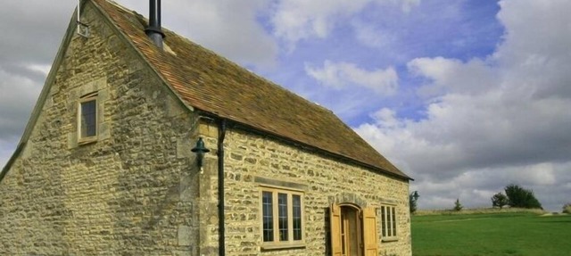 CALCOT PEAK BARN, family friendly, with open fire in Northleach