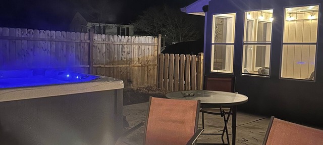 Cape Mindy HOT TUB Sleeps 8, Dog & EV Friendly, Outdoor Shower