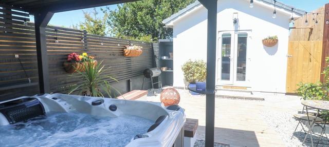 CARN BREA, pet friendly, with hot tub in Illogan