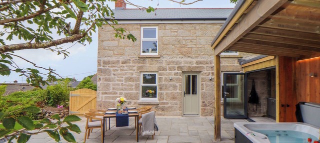CARN HOUSE, pet friendly, character holiday cottage in Pendeen