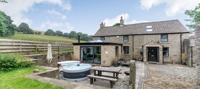 CARR HOUSE FARM, family friendly, with hot tub in Glossop