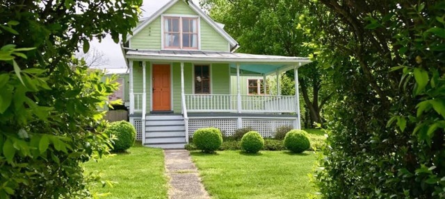 Carrot Top Cottage surrounded by National Park