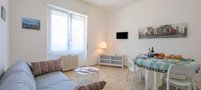 Casa Al Caprifoglio 600m From Beach, Ispra, Italy