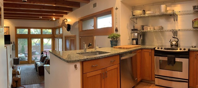 Casita Bella: rustic contemporary, quiet private across from Four Seasons