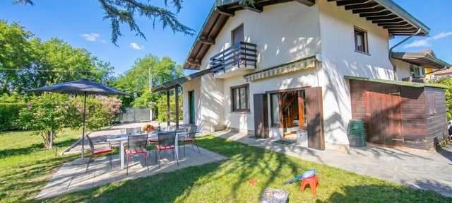 Cedar House Villa Few Minutes From Lake, Angera, Italy