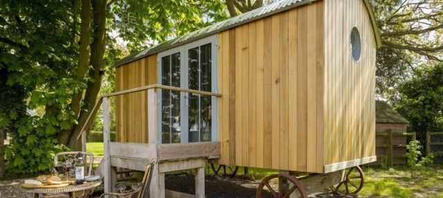 Cedar Tree is a compact yet luxurious shepherd’s hut for couples overlooking the North Wessex Downs.