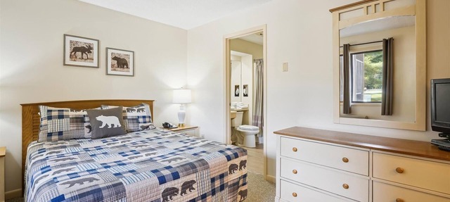 Cedarbrook Deluxe 1 bedroom Queen Suite with outdoor heated pool 102
