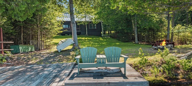 CedarDuft Cottage - Cozy log cabin right on the shores of Quimby Pond