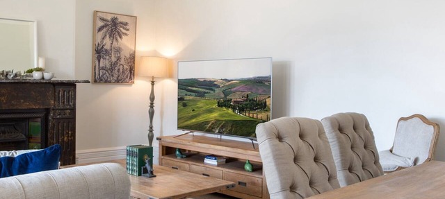 Central 2-Bed Apartment with Private Parking