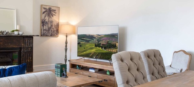 Central 2-Bed Apartment with Private Parking