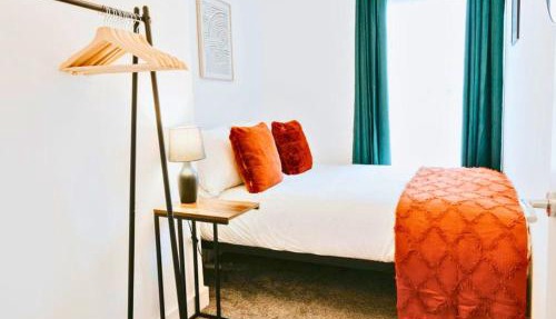 Central 3BR Home with Garden, Fast WiFi & Smart TV, Sleeps 6, Ideal for Contractors & Families