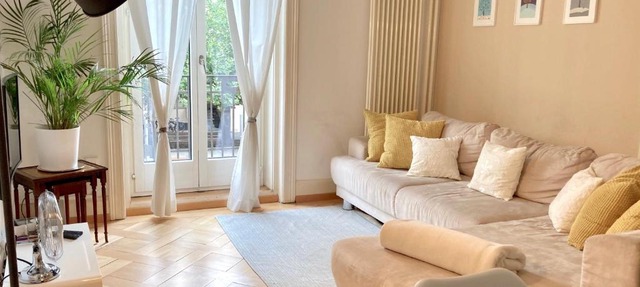 Central, Bright and Stylish 3 rooms Apartment