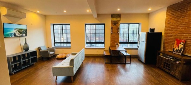 Central Brooklyn Loft. 4 stops to Manhattan.