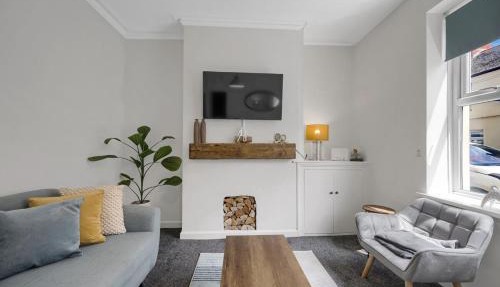 Central & Chic - Huge Home - Free WIFI & Parking