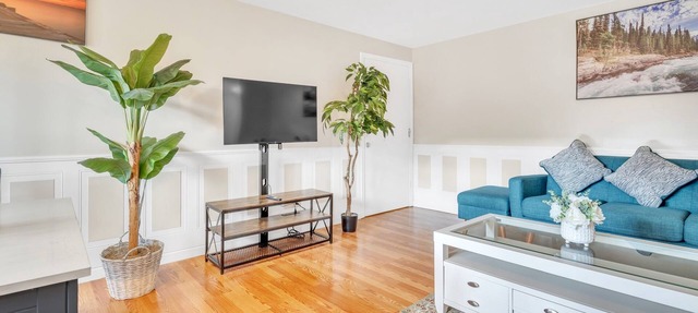 Central Chic Pad - with Free Parking, Heat & AC