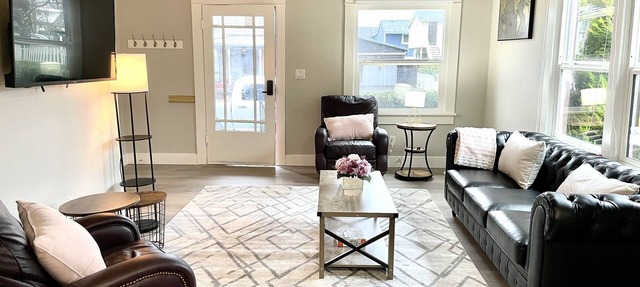 Central duplex with 3 bed/2bth near Hough Park