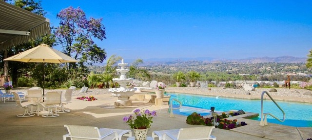 Central Location, Spectacular Views, Pool, Hottub