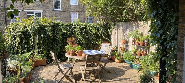 Central London 2 bedroom 2 bathroom garden flat in a quiet Southbank street