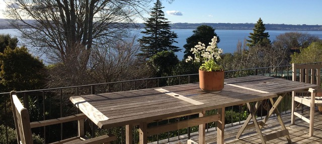 CENTRAL, MODERN, MAGNIFICENT LAKE VIEW, 3 BATHROOMS. SLEEPS 10. PET FRIENDLY.