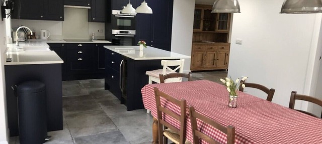 Central Modern open plan house 3 ensuite bedrooms, dog friendly.