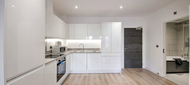 Central Solihull 1-Bed | Parking WiFi NEC
