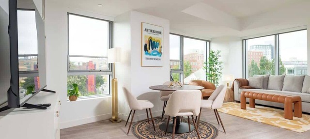 Central Space 2 BR Condo to Balance Life, Work Play! 7 Sleeps