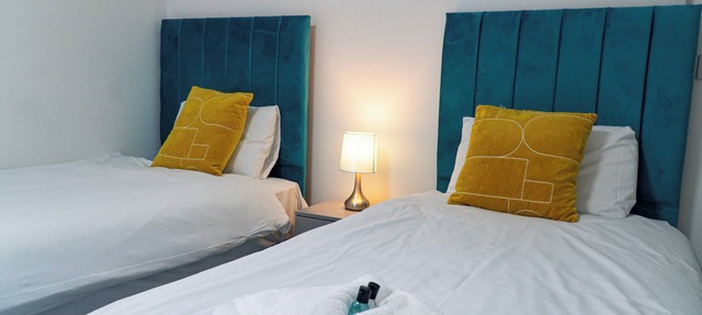 Central twin bed flat