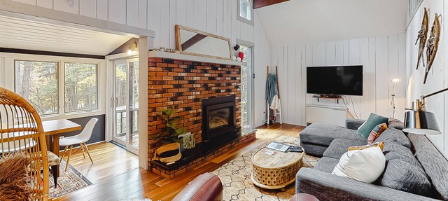 Centrally located vacation rental - mountain view - walk to shops & restaurants