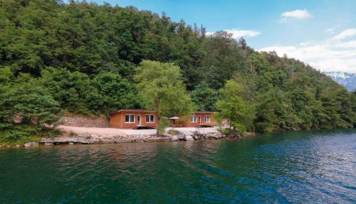 Chalet Alessandrini - Private Lakeside Beach