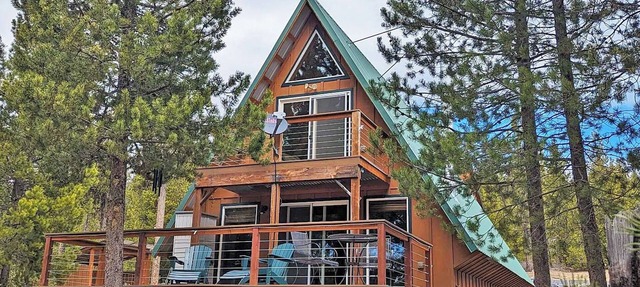 Chalet Cabin in Cascades Wonderland near Crater Lake w/EV Charger & Fast Wi-fi