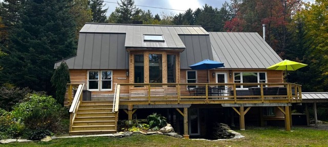 Chalet- Stream, A/C, Hot Tub, min to Lake and Ski
