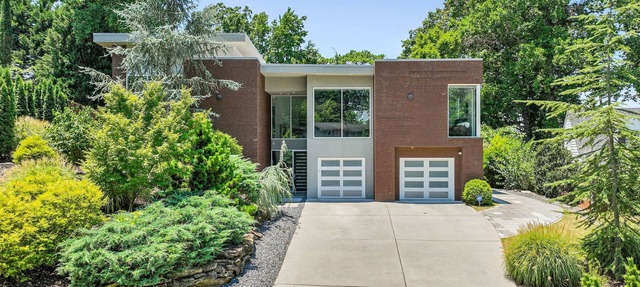 Chamblee's Luxe, Private, Modern Ultra Modern Custom-built home. Sleeps 8. Pool