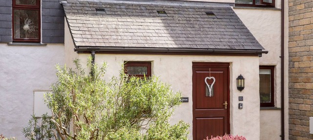 CHARLESTON COTTAGE, pet friendly, with a garden in Falmouth
