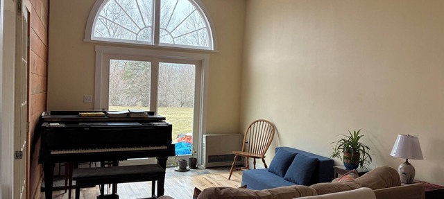 Charming 1-bedroom apartment in Worcester, private swimming hole.