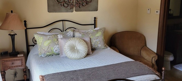 Charming 1-bedroom Casita in lovely Bernalillo, just 15 minutes to Albuquerque.