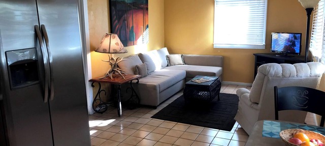 Charming 1-bedroom house with WiFi/Orange Door