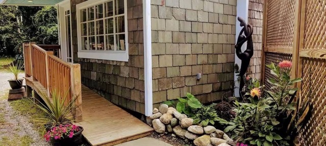 Charming 1-bedroom bungalow with AC in Brattleboro